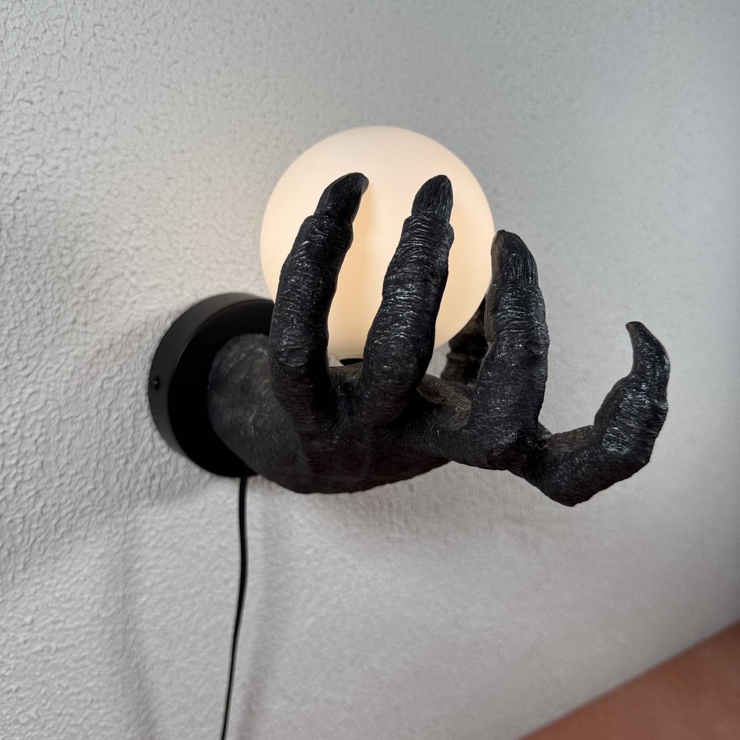 FJFJGO WALL LIGHTS Sconce Halloween Decor Unique Plug in Wall Lamp Hand Holding Light Sconce with Glass Globe Shade Gothic Wall Light Fixture, Dragon-Claw