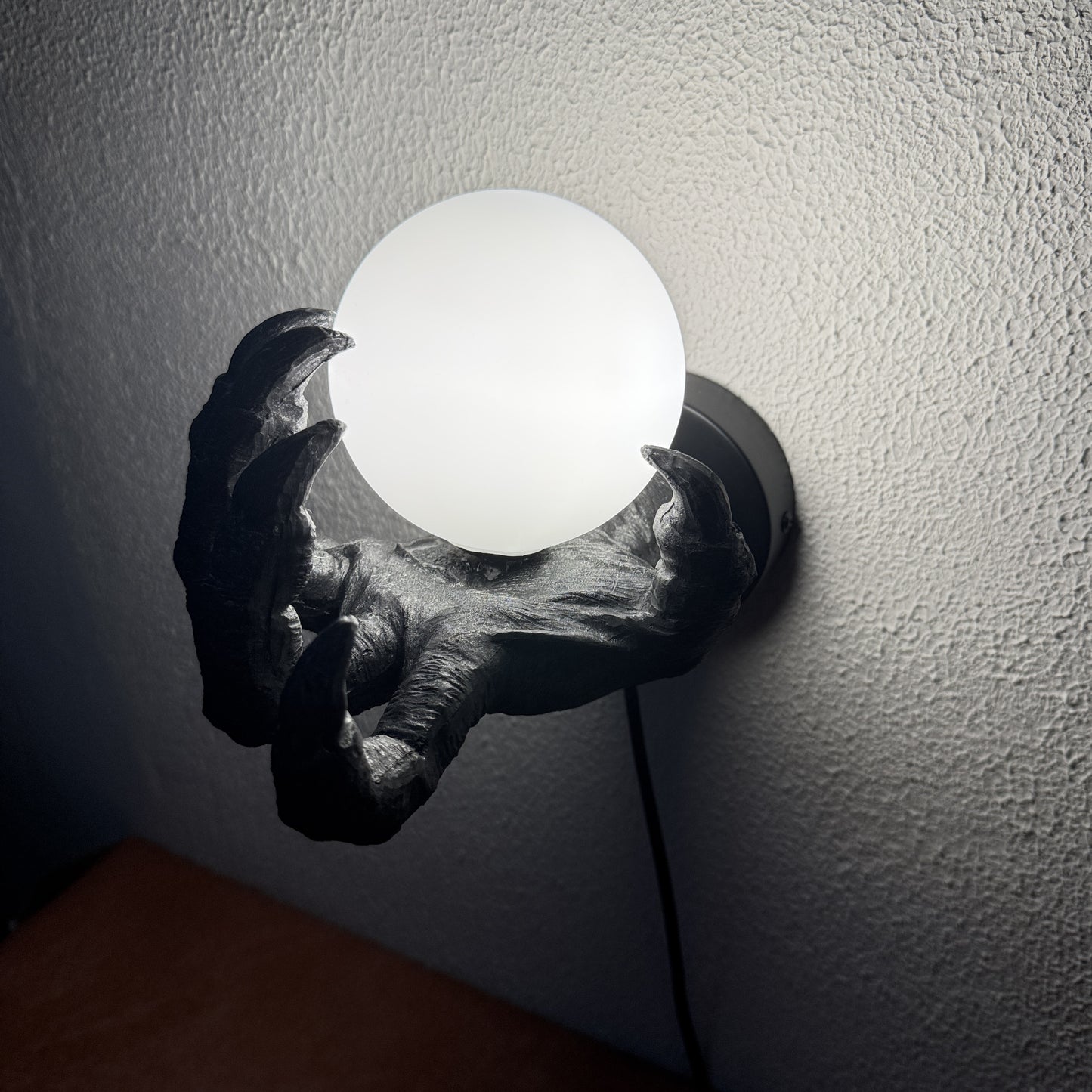 FJFJGO WALL LIGHTS Sconce Halloween Decor Unique Plug in Wall Lamp Hand Holding Light Sconce with Glass Globe Shade Gothic Wall Light Fixture, Dragon-Claw
