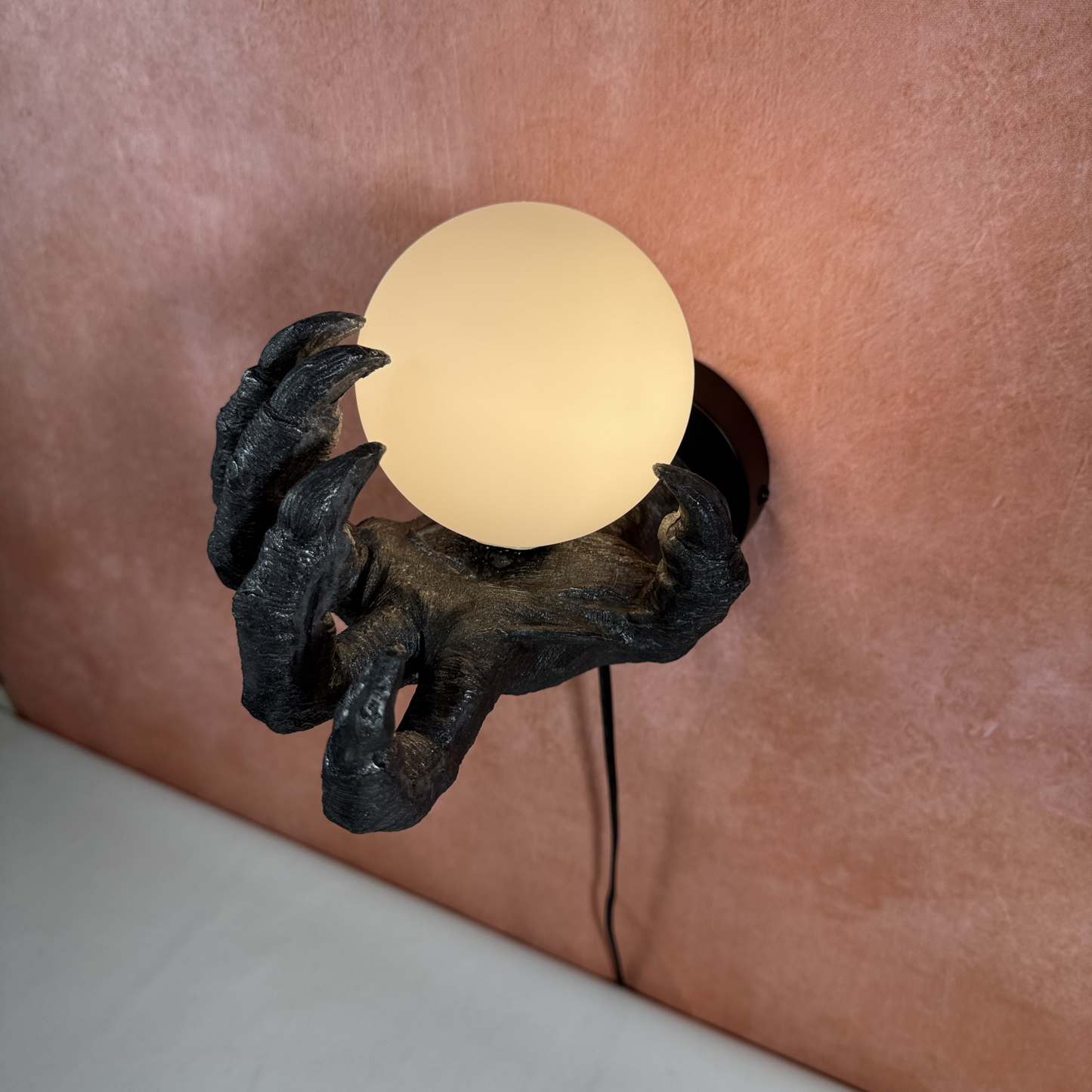 FJFJGO WALL LIGHTS Sconce Halloween Decor Unique Plug in Wall Lamp Hand Holding Light Sconce with Glass Globe Shade Gothic Wall Light Fixture, Dragon-Claw